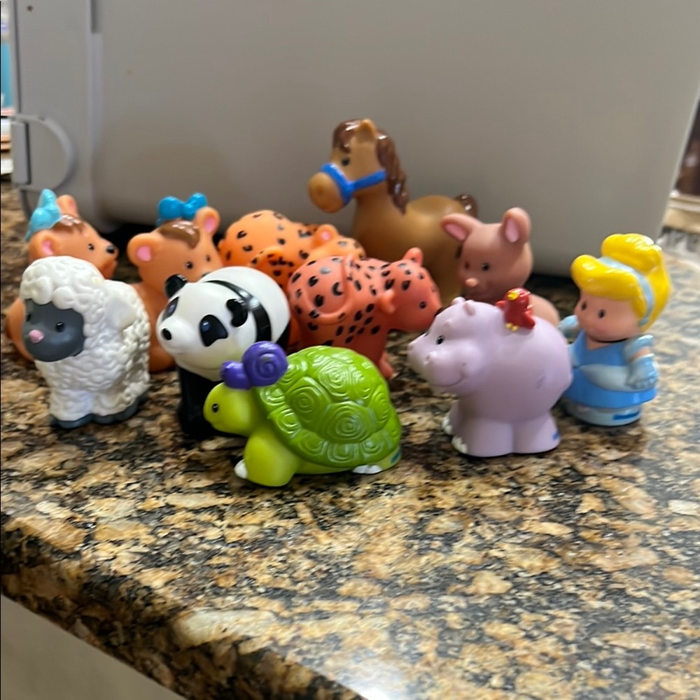 FisherPrice little people. Most dated between 2012 to 2013.
Used good condition.
